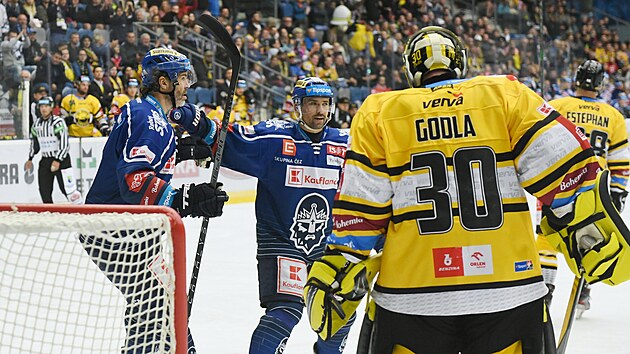 Jaromír Jágr (vlevo) a Tomáš Plekanec slaví kladenský gól v zápase proti... Jaromír Jágr (vlevo) a Tomáš Plekanec slaví kladenský gól v zápase proti...
