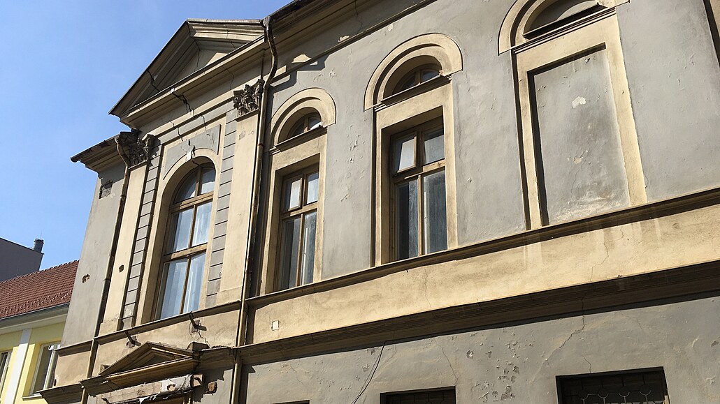 Chátrající prostjovská synagoga