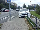 Zaparkovaný vůz v Kladně se rozjel, těsně minul dvě přecházející maminky... Zaparkovaný vůz v Kladně se rozjel, těsně minul dvě přecházející maminky...