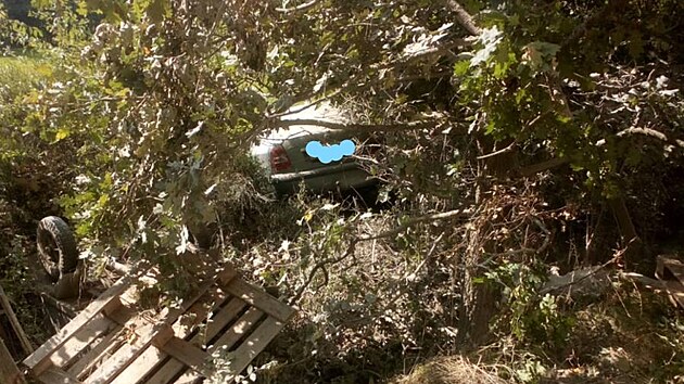 Na Písecku řidič narazil nejprve do posedu, následně do stromů. (11. září 2021)