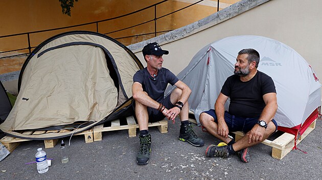 Francie suspendovala zdravotnky bez okovn. Thierry Paysant, pornk nemocnice v Nice (vpravo), na protest proti opaten zahjil hladovku. (16. z 2021)