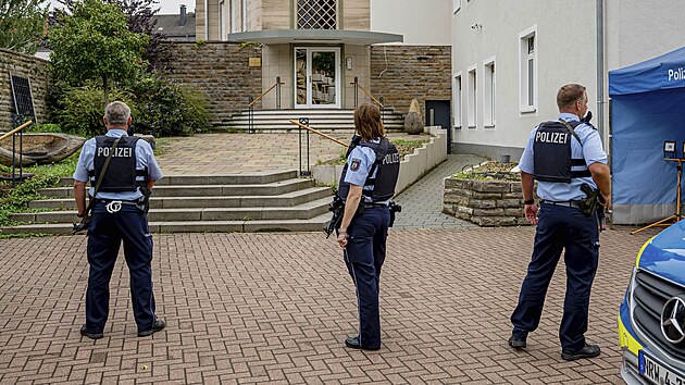Policist ped budovou idovsk komunity v Hagenu (15. z 2021)