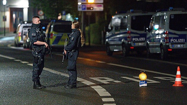 Policist hldkuj ped budovou idovsk komunity v nmeckm Hagenu. (16. z 2021)