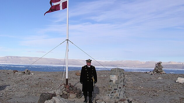Na Hansv ostrov ony symboly pivezla dnsk lo HDMS Triton. Samozejm na nm t vyvsila sttn vlajku.