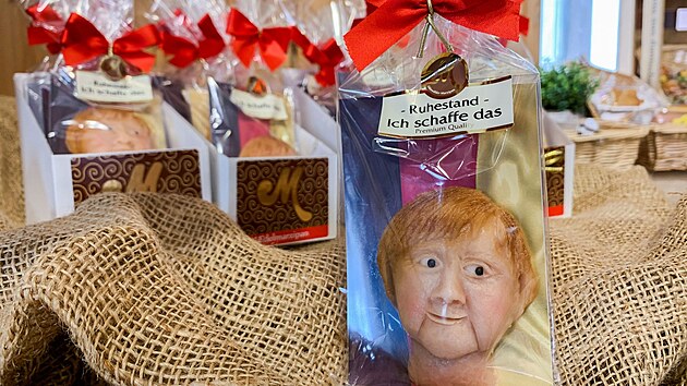 Nmet cukri vyrbj marcipnov suenky znzorujc nmeckou kanclku Angelu Merkelovou.