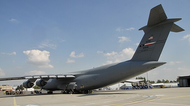 Americk C-5 Super Galaxy pistl na monovskm letiti. Bude lkadlem vkendovch Dn NATO v Ostrav