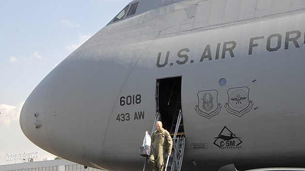 Americk C-5 Super Galaxy pistl na monovskm letiti. Bude lkadlem vkendovch Dn NATO v Ostrav