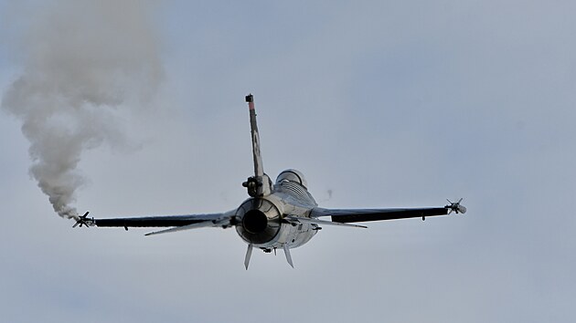 F-16 SoloTurk na Dnech NATO v Ostravě