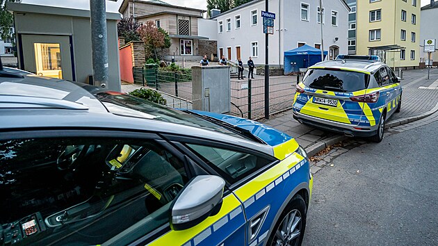 Policejn auta hldkuj ped synagogou v nmeckm Hagenu, na kterou se chystal tok. (15. z 2021)
