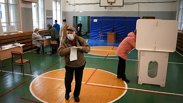 Moskevsk volebn mstnost v jedn z tamjch zkladnch kol. V ptek v Rusku zanaj tdenn parlamentn volby. (17. z 2021)