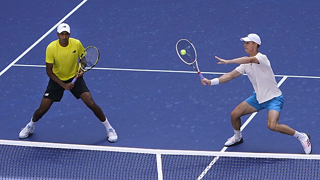 Brit Joe Salisbury (vpravo) returnuje ve finále čtyřhry na US Open, vlevo stojí...