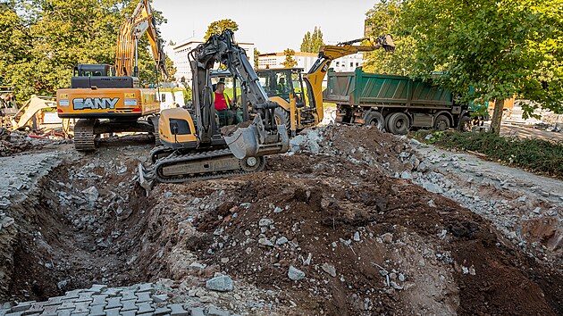Ppravy na stavbu lvky pes Labe u Aldisu v Hradci Krlov (9. 9. 2021)