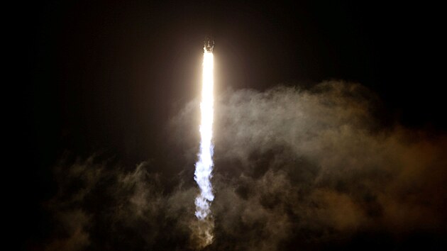 Raketa Falcon 9 spolenosti SpaceX ve stedu vynesla na obnou drhu lo Crew Dragon se tylennou civiln posdkou. (16. z 2021)