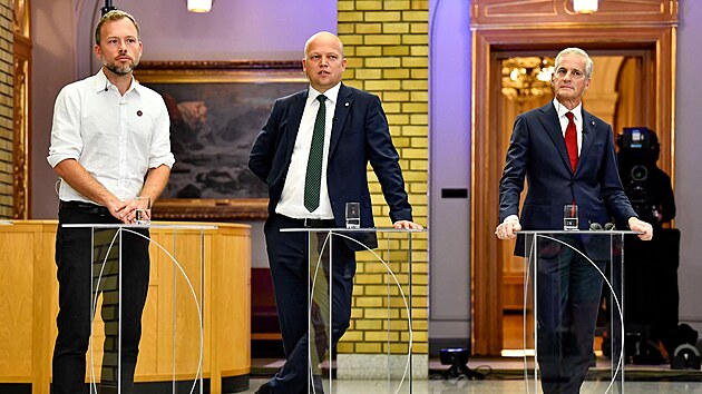 Ldi povolebn norsk koalice Audun Lysbakken, Trygve Slagsvold Vedum a Jonas Gahr Stre pi debat v Oslu (14. z 2021)