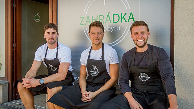 Tři kamarádi Martin Maňhal, Tomáš Kazík a David Brašnička založili firmu Zahrádka blahobytu a pěstují minibylinky a zeleninu. Mají provozovnu v Zahájí na Českobudějovicku.