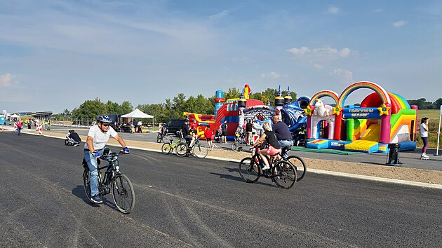 Někdo si kousek budoucí dálnice projel na kole, na děti čekaly skákací hrady.