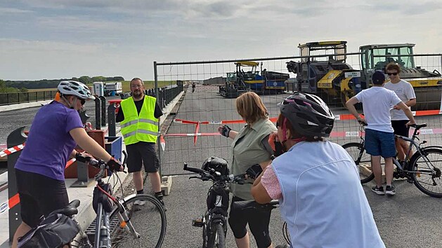 Na další kus dálnice už se lidé nedostali.