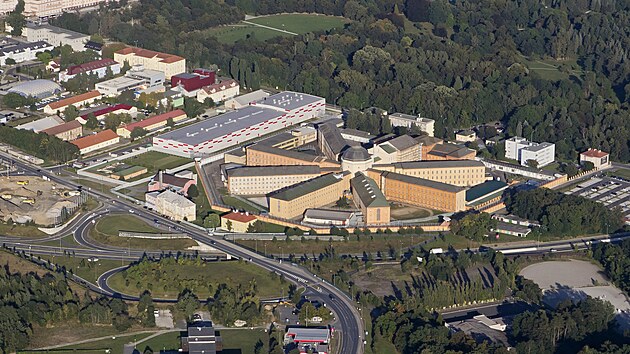 Letecký pohled na věznici Plzeň-Bory. (8. 9. 2021)