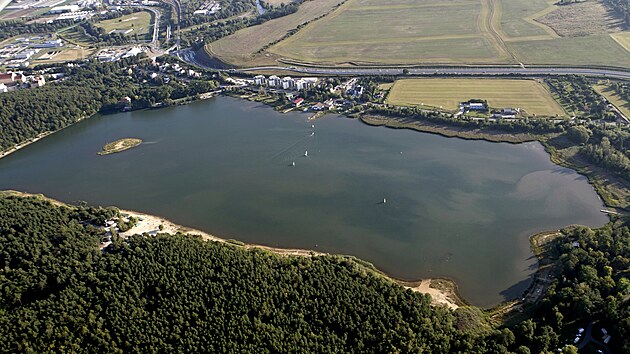 Nový úsek východního okruhu Plzně okolo Velkého Boleveckého rybníka mezi křižovatkami s Plaskou ulicí v Bolevci a novým kruhovým objezdem pod Bílou Horou. (8. 9. 2021)