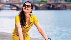 Ráno k variabilním šatům s půlkolovou sukní a vázačkou obujte tenisky a můžete... Ráno k variabilním šatům s půlkolovou sukní a vázačkou obujte tenisky a můžete...