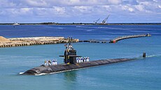 Jaderná ponorka amerického námonictva USS Oklahoma City (SSN 723) pi návratu...