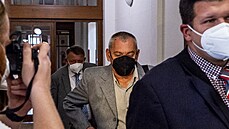 Obžalovaný Vladimír Myka u Okresního soudu v Děčíně. Obžalovaný Vladimír Myka u Okresního soudu v Děčíně.