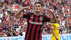 Útočník Patrik Schick z Leverkusenu oslavuje svůj gól proti Dortmundu. Útočník Patrik Schick z Leverkusenu oslavuje svůj gól proti Dortmundu.