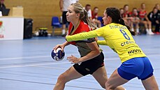 Zlínská házenkářka Veronika Štipčáková (vpravo) brání Veroniku Dvořákovou z... Zlínská házenkářka Veronika Štipčáková (vpravo) brání Veroniku Dvořákovou z...