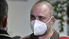Obžalovaný Jan Šimulák na chodbě zlínské pobočky krajského soudu v Brně. Muž... Obžalovaný Jan Šimulák na chodbě zlínské pobočky krajského soudu v Brně. Muž...