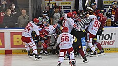 Potyčka mezi sparťanskými (v rudém) a třineckými hokejisty Potyčka mezi sparťanskými (v rudém) a třineckými hokejisty