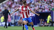 Antoine Griezmann z Atlétika Madrid běží s míčem v zápase proti Bilbau. Antoine Griezmann z Atlétika Madrid běží s míčem v zápase proti Bilbau.