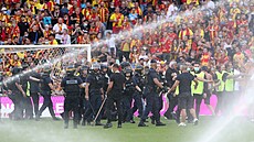 Fanoušky Lens na trávníku musela umravňovat pořádková policejní jednotka. Fanoušky Lens na trávníku musela umravňovat pořádková policejní jednotka.