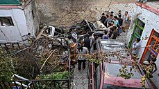 Afghánští obyvatelé a rodinní příslušníci obětí se shromažďují vedle... Afghánští obyvatelé a rodinní příslušníci obětí se shromažďují vedle...