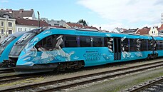Křišťálová souprava má propagovat sklářské umění zdejšího regionu. Křišťálová souprava má propagovat sklářské umění zdejšího regionu.