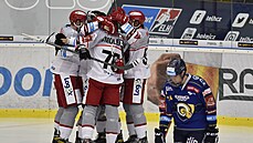 Hokejisté Hradce Králové se radují z gólu proti Zlínu. Hokejisté Hradce Králové se radují z gólu proti Zlínu.