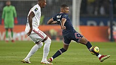 Kylian Mbappé z PSG (vpravo) se natahuje po balonu, zezadu ho hlídá Jérome... Kylian Mbappé z PSG (vpravo) se natahuje po balonu, zezadu ho hlídá Jérome...