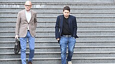 Premiérv syn Andrej Babi mladí (vpravo) odchází ze sluebny policie v Praze,...