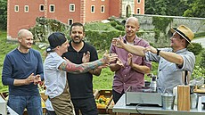 Přemek Forejt (vlevo) a Jan Punčochář (vpravo) před soubojem ve vaření u zámku... Přemek Forejt (vlevo) a Jan Punčochář (vpravo) před soubojem ve vaření u zámku...