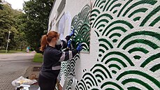 Šárka Zástěrová se pustila do výzdoby trafostanice u žďárského bazénu. Blízkost... Šárka Zástěrová se pustila do výzdoby trafostanice u žďárského bazénu. Blízkost...