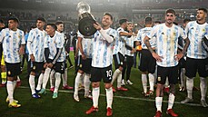 Lionel Messi a jeho argentinští spoluhráči si po utkání s Bolívií zapózovali s... Lionel Messi a jeho argentinští spoluhráči si po utkání s Bolívií zapózovali s...