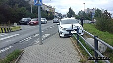 Zaparkovaný vůz v Kladně se rozjel, těsně minul dvě přecházející maminky... Zaparkovaný vůz v Kladně se rozjel, těsně minul dvě přecházející maminky...