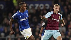 Yerry Mina (vlevo) z Evertonu odehrává míč, atakuje ho Matěj Vydra z Burnley. Yerry Mina (vlevo) z Evertonu odehrává míč, atakuje ho Matěj Vydra z Burnley.