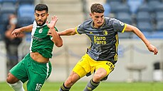 Mohammad Abu Fani (vlevo) z Maccabi Haifa a Guus Til z Feyenoordu bojují o míč. Mohammad Abu Fani (vlevo) z Maccabi Haifa a Guus Til z Feyenoordu bojují o míč.