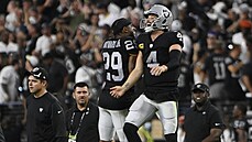 Casey Hayward (29) a Derek Carr (4) oslavují vítězství Las Vegas Raiders. Casey Hayward (29) a Derek Carr (4) oslavují vítězství Las Vegas Raiders.