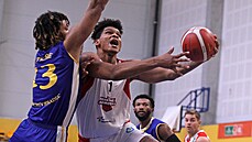 Demajeo Wiggins (vpravo) z Olomoucka útočí na koš GBA Jindřichův Hradec, brání... Demajeo Wiggins (vpravo) z Olomoucka útočí na koš GBA Jindřichův Hradec, brání...