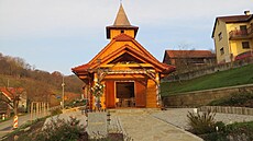 Před kaplí stojí kovový kříž s nápisem „Ježíši, důvěřuji Ti“. Před kaplí stojí kovový kříž s nápisem „Ježíši, důvěřuji Ti“.
