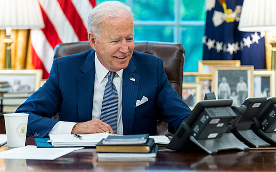 Americký prezident Joe Biden bhem telefonátu s francouzským prezidentem...