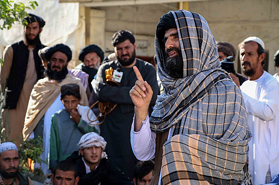 Jeden z vdc Tálibánu hovoí v afghánském Kandaháru s proputnými politickými...