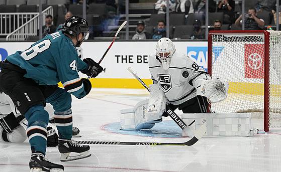 Tomá Hertl ze San Jose v anci, branká Los Angeles Garret Sparks jeho pokus...