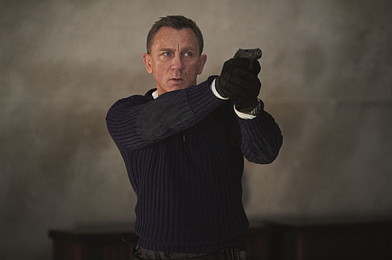 Daniel Craig jako James Bond ve filmu Není as zemít